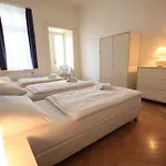 Leo Old Town Apartman *