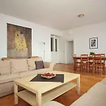 Leo Old Town Apartment *