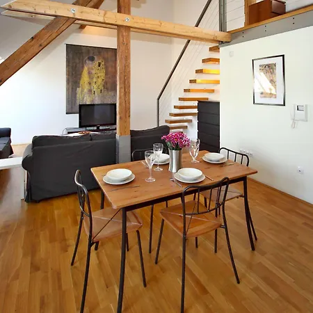 Leo Old Town Apartment